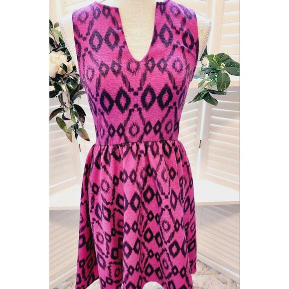 EVERLY V NECK GEOMETRIC FUSIA PINK/BLACK SLEEVELESS SIZE SMALL - Picture 1 of 6